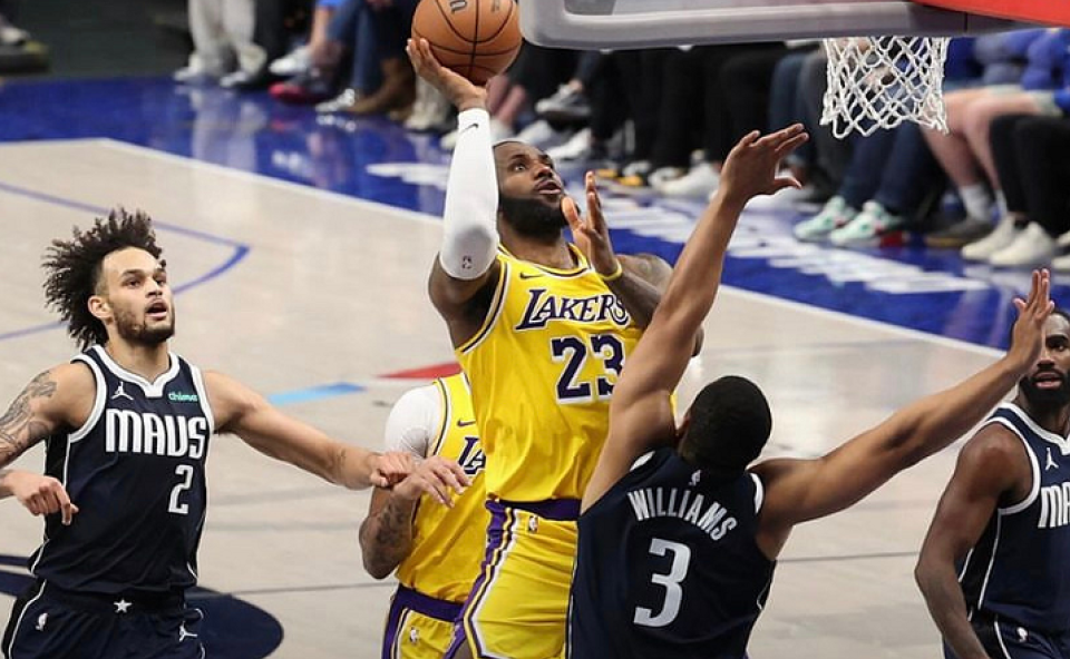 Ming压哨三分球迷热议(NBA30分钟压哨绝杀集锦)